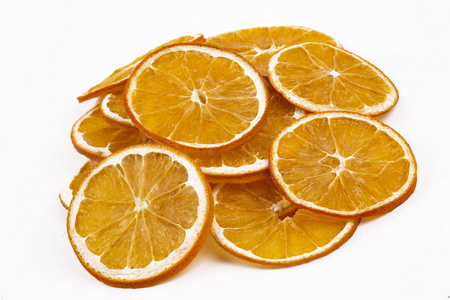 白色背景上分离的干橙