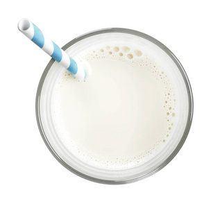 一杯新鲜牛奶和饮用吸管隔离在白色背景上。 纯牛奶豆浆或牛奶切出物体。