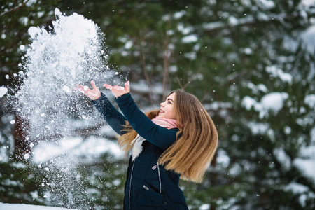 少女在一个令人惊奇的冬天玩雪。