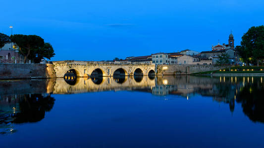 泰比留斯桥在晚上。 意大利里米尼著名的地方。