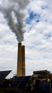 发电厂烟管与工业设备的背景在佛罗里达河岸。