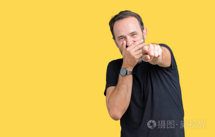 用手捂住嘴羞愧的表情