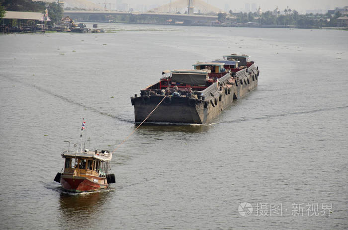 从曼谷出发,亚洲泰国人在chaophraya或chaopraya河航行驳船和拖船货船