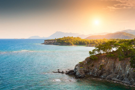 美丽的日落在凯默土耳其附近的海岸。 夏季景观