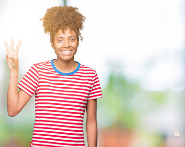 一位年轻漂亮的非裔美国女性，在孤立的背景下展示并用手指指着三号人物，微笑时自信而快乐。