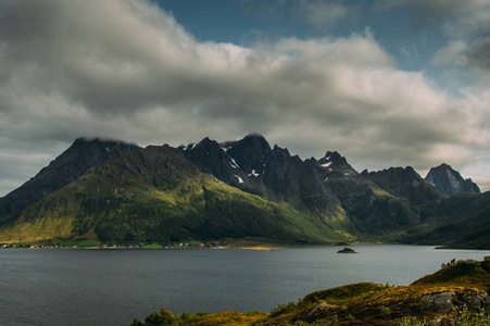 挪威洛夫顿岛的美丽景色和山脉