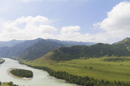 阿尔泰山。卡吞河