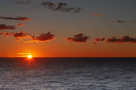日落在开阔的大海上太阳触地平线