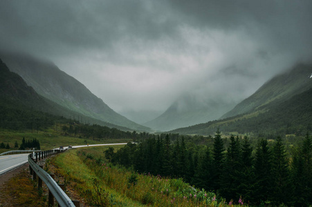 挪威洛福顿群岛Gullesfjord附近山脉之间的道路