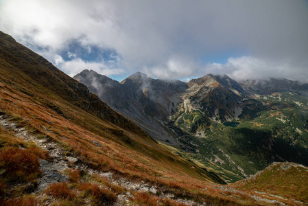 斯洛伐克塔特拉山的全景。雾和云覆盖着五彩缤纷的秋山峰