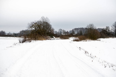 深雪覆盖的道路，冬天有轮胎痕迹