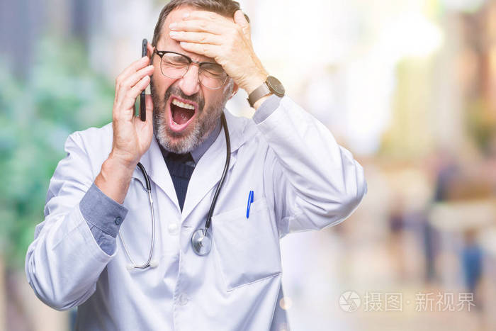 中年高级胡里医生男子在智能手机上交谈,在孤立的背景下,压力重重,手