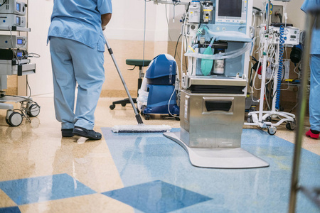医院工作人员在手术室打扫卫生的概念照片
