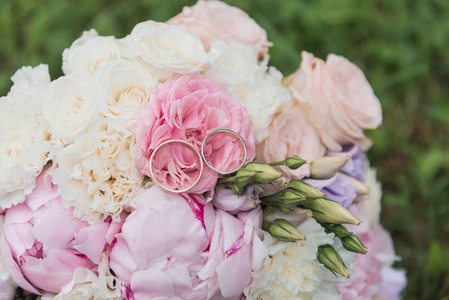 s bouquet. Rings newlyweds. A bouquet of flowers with rings. Pic