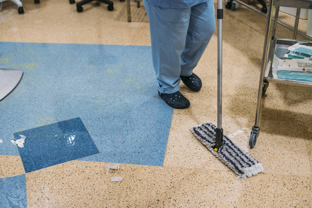 医院工作人员在手术室打扫卫生的概念照片