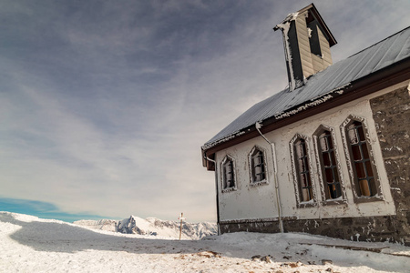 在寒冷的冬日，意大利阿尔卑斯山顶上的一座教堂