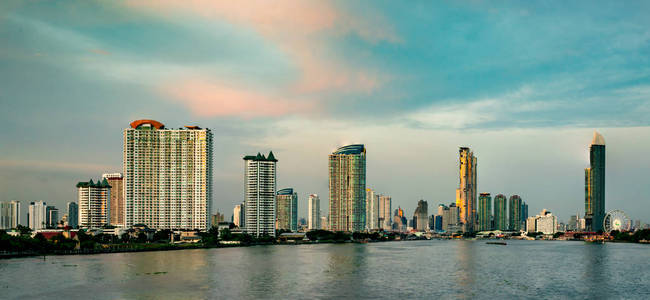 早晨河附近现代建筑的城市景观。 现代建筑办公楼。 有早晨天空的摩天大楼。 滨江建筑和城市。 市中心的高楼大厦。