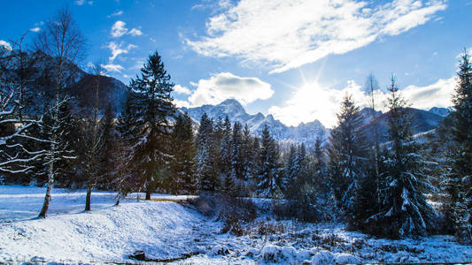 意大利阿尔卑斯山冬季的第一场雪