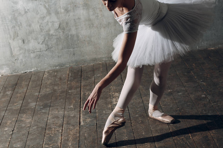 芭蕾舞女。 年轻漂亮的女芭蕾舞演员穿着专业的服装，尖鞋和白色的图图。