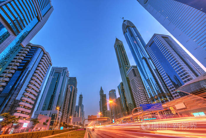现代街景与模糊交通迪拜. 超级现代城市和交通理念.