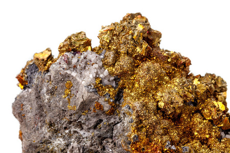 白色背景上的宏矿石黄铜矿图片