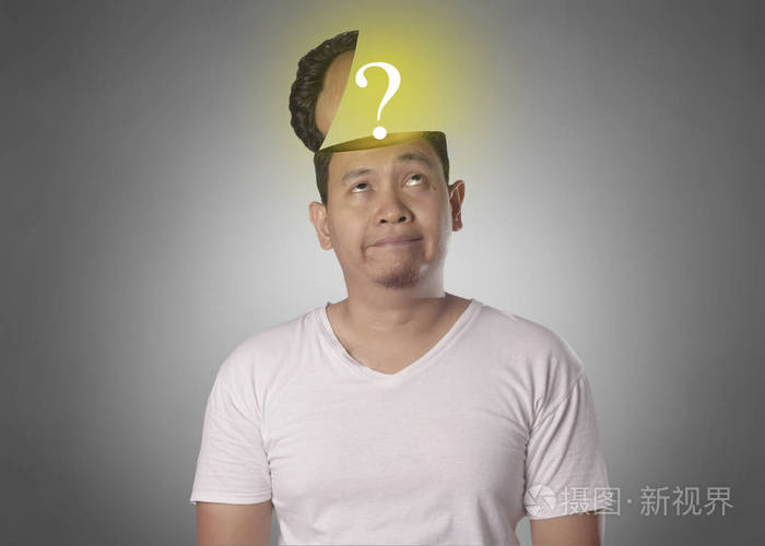 有趣的亚洲年轻人的画像,他的头上戴着问号,露出了思考,无聊的无聊的