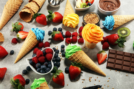 香草冷冻酸奶或华夫饼锥软冰淇淋。 奇异果开心果芒果柠檬蓝莓和黑莓的不同风味冰淇淋
