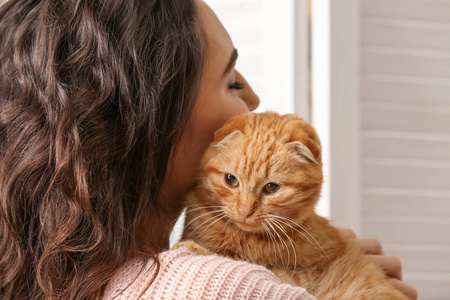 家里有只可爱的猫的年轻女人