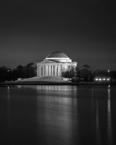 晚上在华盛顿的托马斯杰斐逊纪念堂
