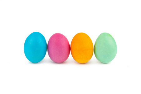 五颜六色的复活节彩蛋在查出的线在白色背景