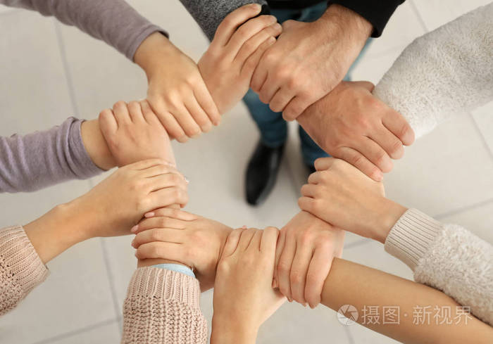 2.人们把手举在一起作为支持的象征