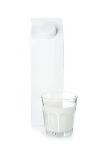 白色背景下的美味鲜奶玻璃和包装