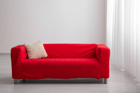 现代房间里舒适的沙发