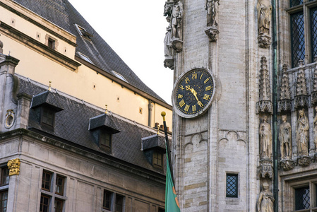 位于布鲁塞尔市中心广场大广场的房子外立面上的钟