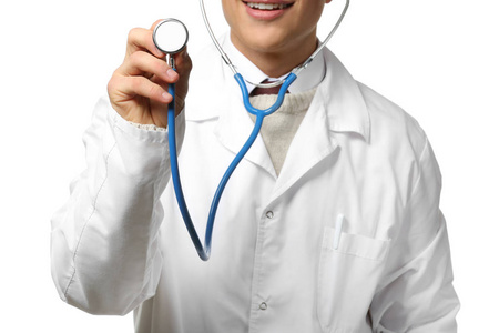 男性医生使用白色背景听诊器