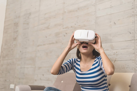 亚洲女性在家使用VR耳机