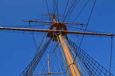 旧船的桅杆和索具。