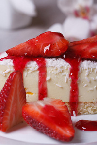 甜点芝士蛋糕配新鲜草莓图片