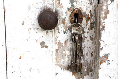 剥皮棚门上的门把手和一串钥匙