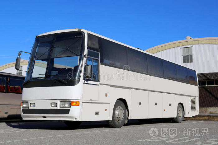公共汽车站上的白色公共汽车