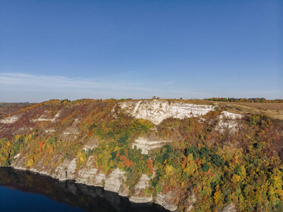 乌克兰巴科塔湾风景优美的鸟瞰图达尼斯特湖上的石头，碧水，晴天。