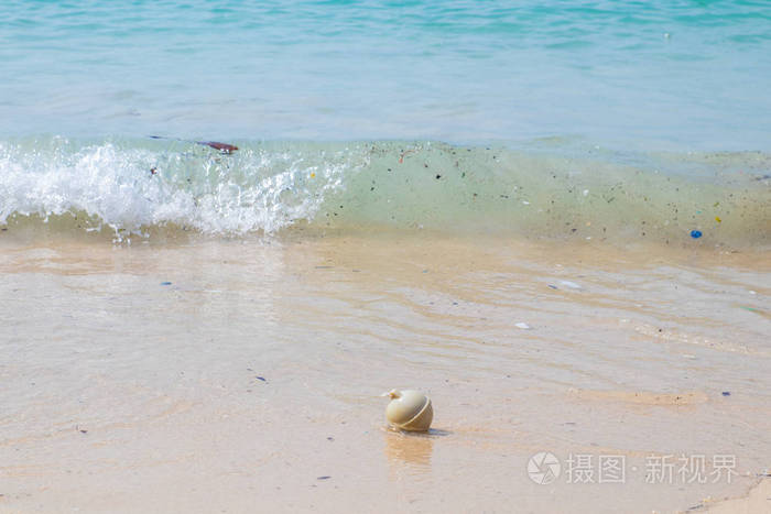 肮脏的海滩.由倾销不守纪律的人引起的.热带海洋海滩上的污染.