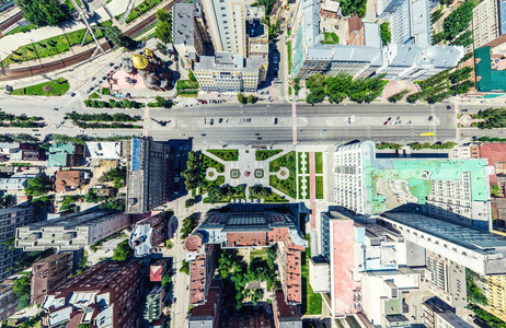 与空中城市景观 十字路口 道路 房屋 建筑物 公园及停车场。阳光灿烂的夏天全景图像