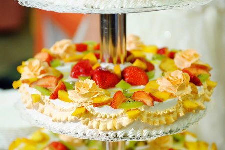 用新鲜浆果装饰的婚礼蛋糕。