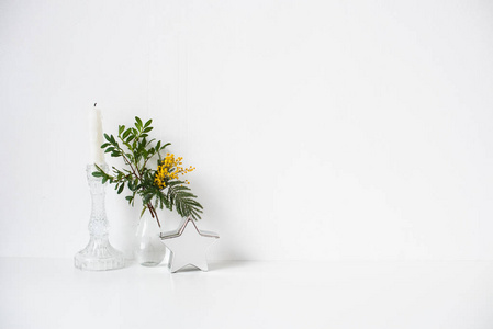 小花束, 绿叶和含羞草花和空白色的墙壁