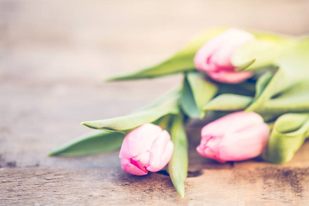 乡村木桌上的粉红色郁金香，浪漫的背景