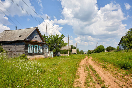 俄罗斯。 村庄的景色。 夏季乡村景观与房屋