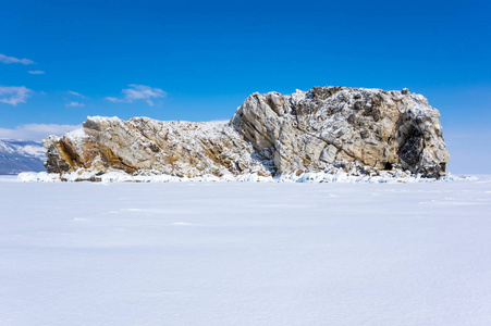 冬天的贝加尔湖景色世界上体积最深最大的淡水湖，位于俄罗斯西伯利亚南部