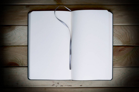 木桌上的空白笔记本。