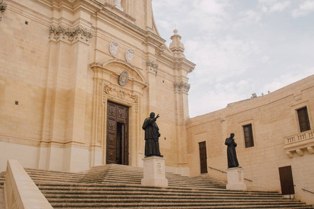 通往马耳他维多利亚州戈佐大教堂的楼梯